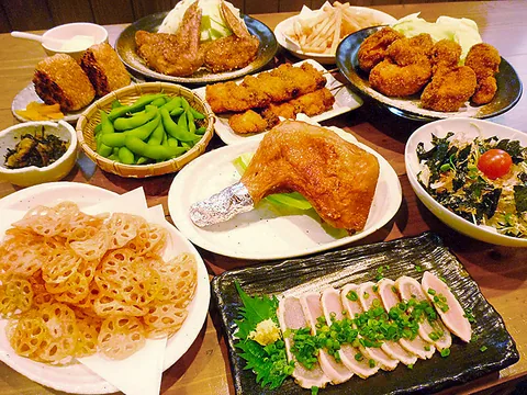 名物の鶏料理が並ぶ一卓
