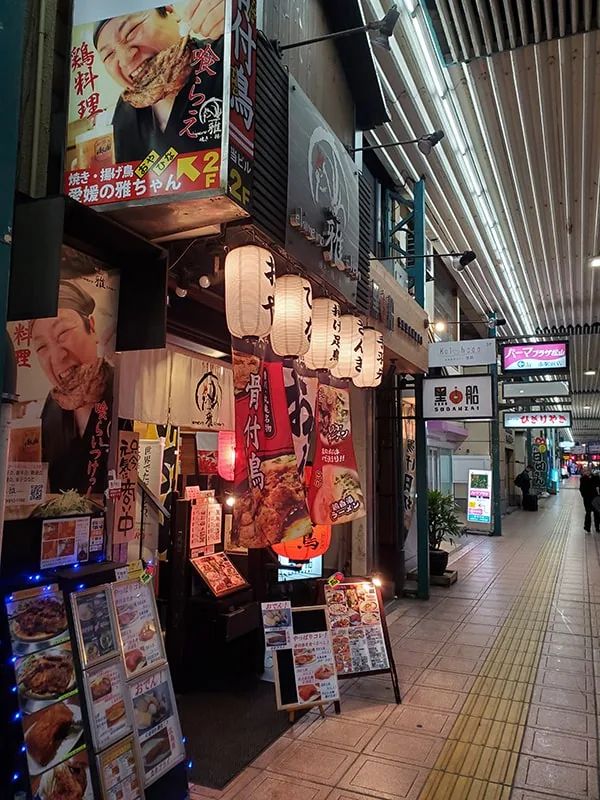 看板と垂れ幕が並ぶ店舗入り口